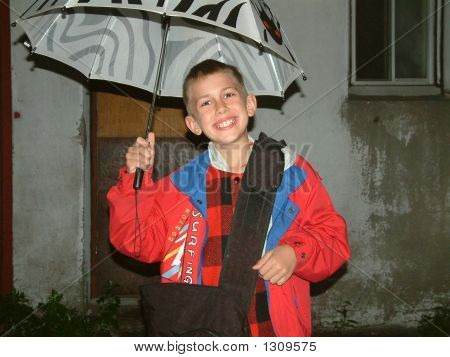 Garçon avec parapluie