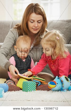 Katta iki çocuk, evde oynarken anne.