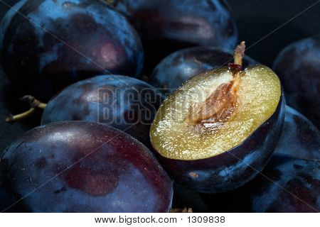 Синие спелых мясистые сливы