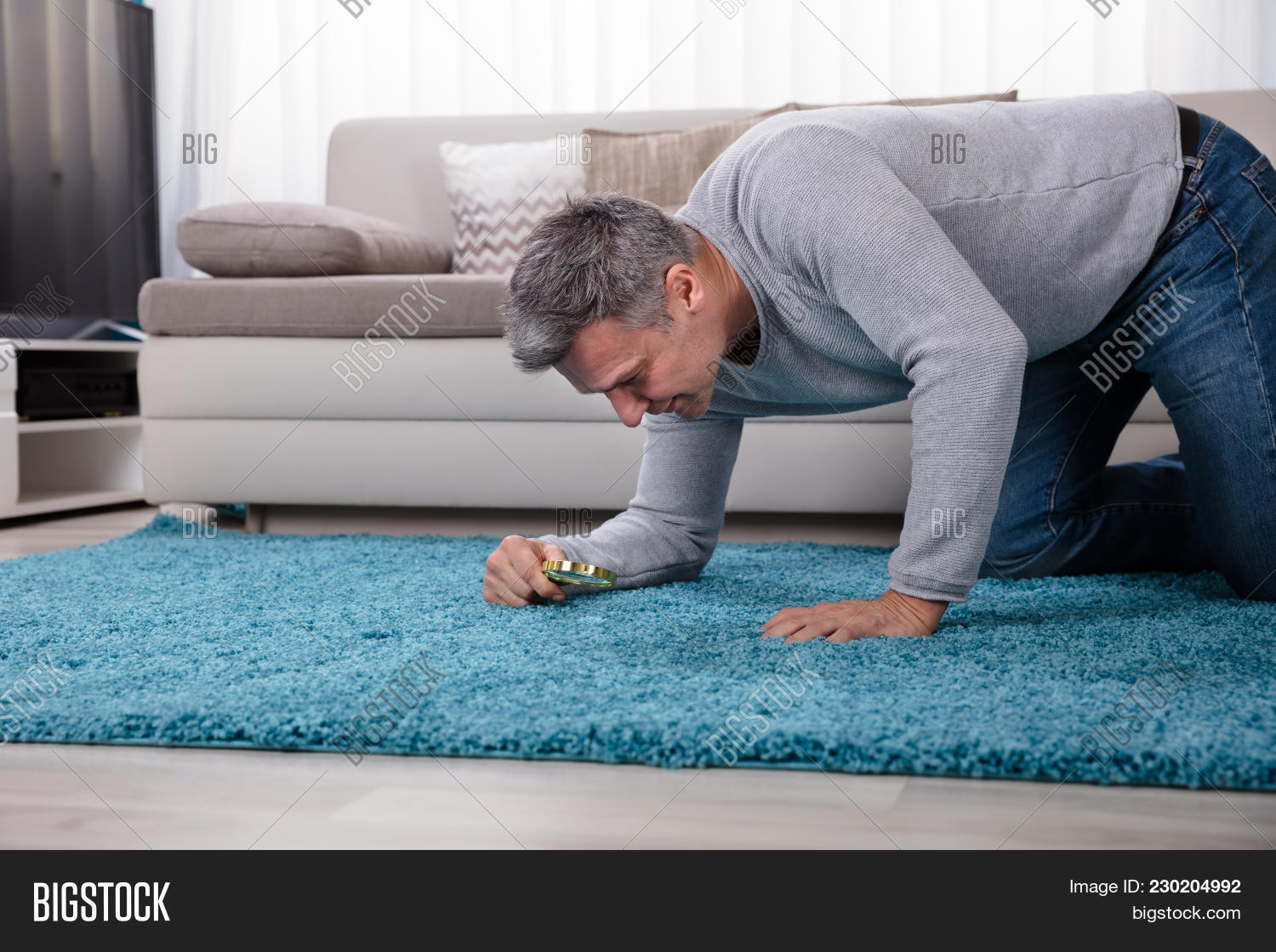 Шкаф с мужскими вещами. Человек и содержимое сумки. Девушка в куче одежды. Человек который ищет вещи. Человек и его вещи.