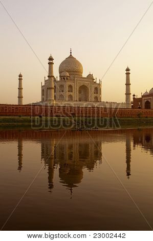 Taj Mahal auringonlaskun aikaan.