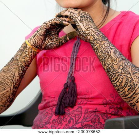 Girl's Show Mehandi Design In Wedding