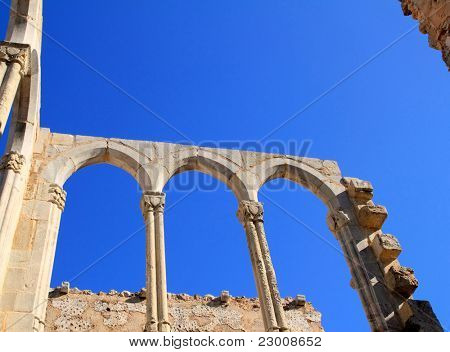 Buer fra stenbro af gamle kloster i Spanien