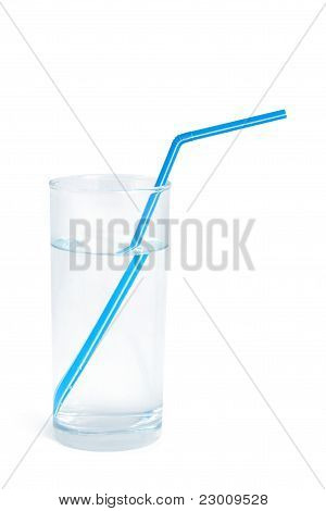 Waterglas met een blauwe stro