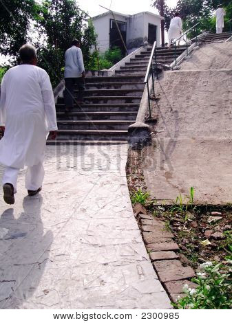 ปัดปัดเศษขึ้น