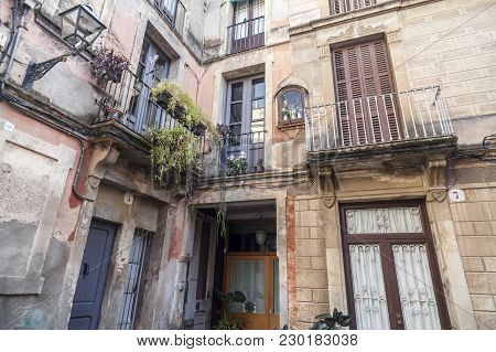 Barcelona,spain-april 16,2015: Ancient Facade Building In Historic Center Of Sarria Quarter In Barce