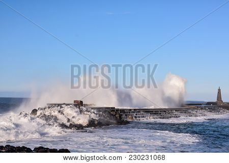 Photo Picture Of A Big Wave In The Ocean