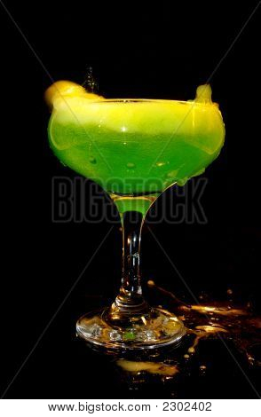 Fría bebida verde de cristal