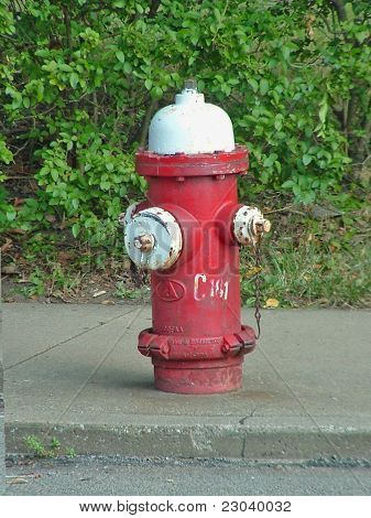 Bouche d'incendie rouge et blanc