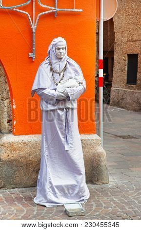 Innsbruck, Austria - January 4, 2010: Mimic In White Clothes In The Street Of Innsbruck In Austria
