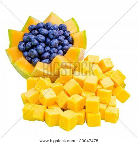 Antipasto di formaggi e frutta per il buffet di nozze con cubetti di formaggio cheddar, mirtilli e Cantalupo