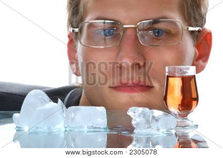 Zlatý alkoholického nápoje s ledem