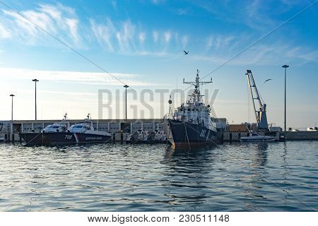 Sochi, Russia-october 8, 2016: Sea Port With Yachts And Ships On The Pier.