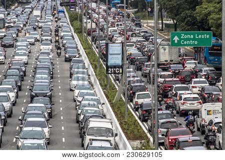 Sao Paulo, Brazil, December 08, 2017. Heavy Traffic In The North South Corridor, At The 23 De Maio A