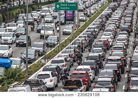 Sao Paulo, Brazil, December 08, 2017. Heavy Traffic In The North South Corridor, At The 23 De Maio A