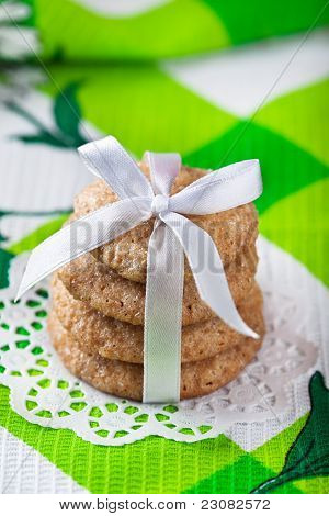 Zázvor Cookies svázané s bílou mašlí
