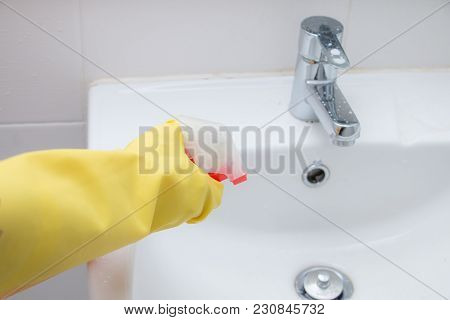 Housemaid Waring Yellow Glove Rubber Clenning Basin With Spray Bottle