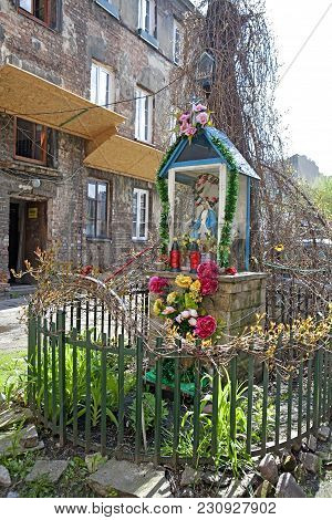 Warsaw, Poland - May 01, 2017, Small Shrine With Our Lady Statue In Ochota District Of Warsaw, Polan