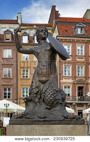 Warsaw, Poland - May 01, 2017, The Mermaid Fountain, Cast In 1855, The Symbol Of Warsaw, Warsaw Old 