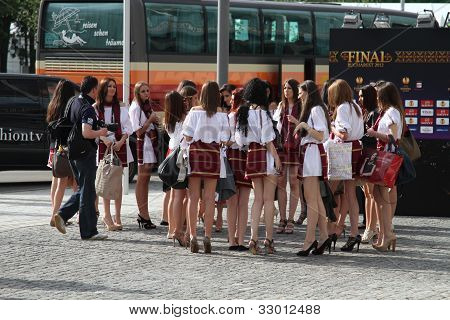 สาวโรมาเนียในเครื่องแต่งกายแบบดั้งเดิม