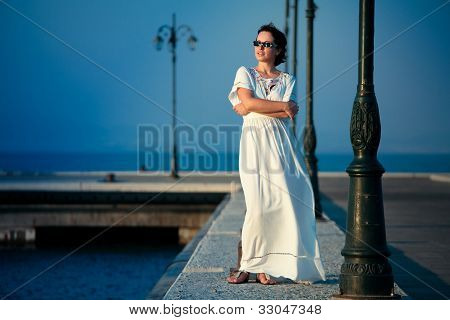 Schöne Frau auf einem pier