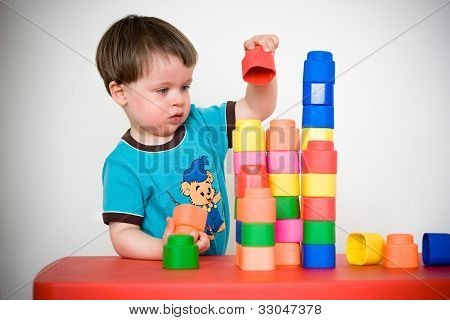 zwei Jahre Kind mit bunten Baukasten