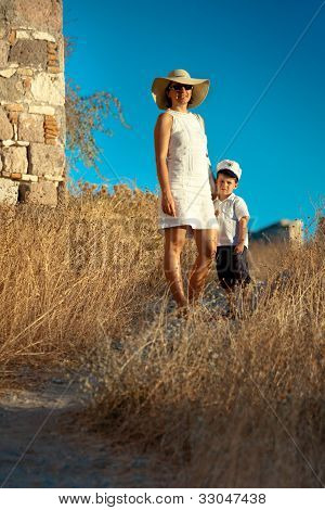 Mutter und ihre niedlichen kleinen Sohn walking outdoors