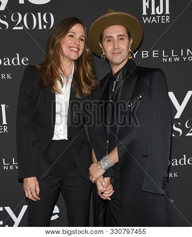 LOS ANGELES - OCT 21:  Jennifer Garner and Adir Abergel arrives for the 2019 InStyle Awards on October 21, 2019 in Los Angeles, CA