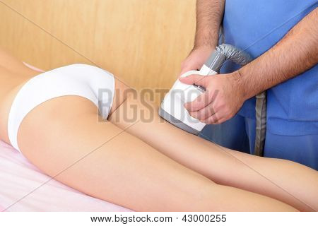 หญิงสาวรับ anticellulite และป้องกันไขมันบำบัดในสถานเสริมความงาม