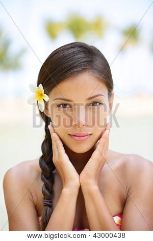 Spa femme bien-être beauté femme portrait. Portrait extérieur naturel de femme multiculturelle montrant n