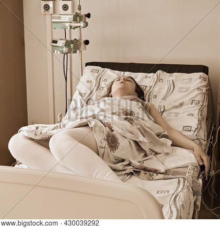 A Pregnant Woman Gives Birth In A Hospital With A Drip And A Ctg Machine