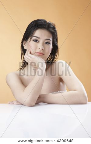 Žena pózuje pro fotoaparát s úsměvem