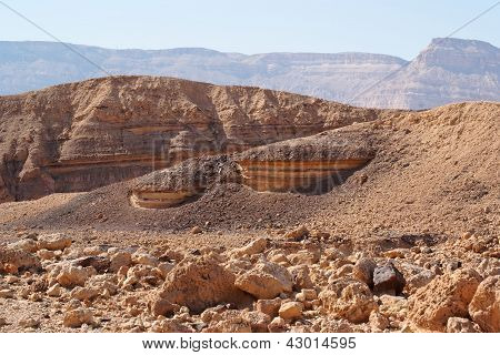 Sceniczny skały paski w mały krater (Makhtesh Katan) w części pustyni Negew, Izrael