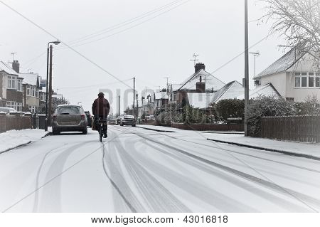 Radfahrer im Schnee