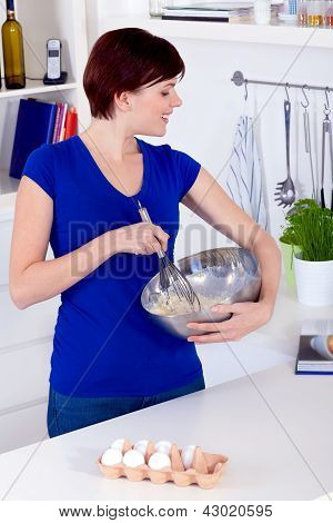 Bir pasta hamur hazırlama ve Receipe kontrol kadın