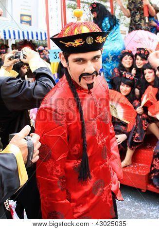 Un homme dans le costume de carnaval