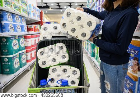 Chiang Rai, Thailand : 10/april/2020 : Woman Shopping Tissue Paper Rolls In Supermarket For Stocking