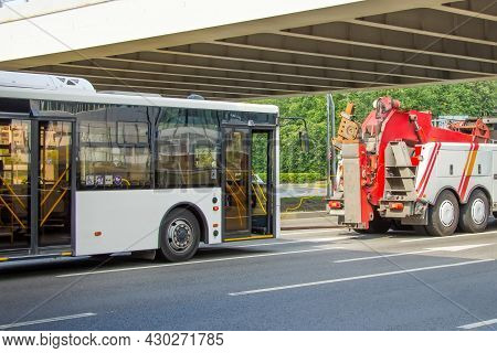 Repair And Recovery Vehicle Evacuation, Towing A Broken City Bus
