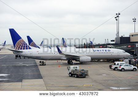 NEWARK, NJ - Ekim 5: United Airlines uçak Havaalanı 5 Ekim 2011 tarihinde Newark, New Jersey. Birleştirmek