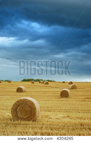 Heuballen im Bereich Gewitterhimmel