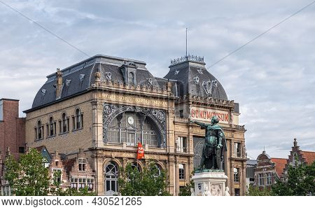 Gent, Flanders, Belgium - July 30, 2021: Jacob Van Artevelde Statue In Front Of Socialist Bond Mouso