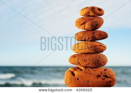Torre di pietra rossa su una spiaggia