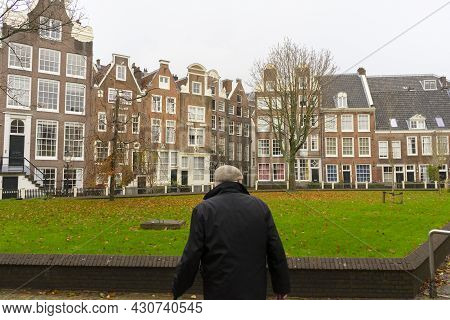 Amsterdam, Netherlands - Nov 28, 2019 : View Of The Internal Courtyard Of Begijnhof In Amsterdam, Ne