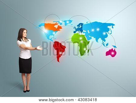 다채로운 세계 지도 제시 하는 아름 다운 젊은 여자