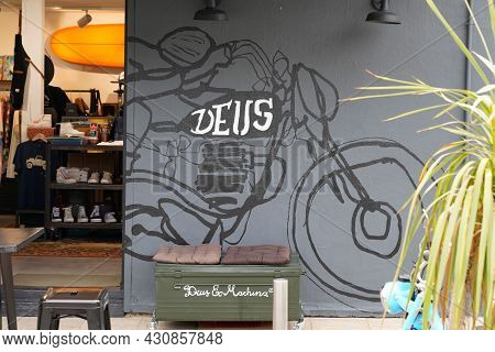 Bordeaux , Aquitaine France - 08 15 2021 : Deus Ex Machina Store Facade Wall Logo Text And Brand Sig