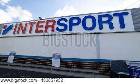Bordeaux , Aquitaine  France - 08 20 2021 : Intersport Sporty Brand Sign And Text Logo Sport Store I