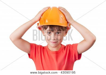 Petite fille dans le casque de protection