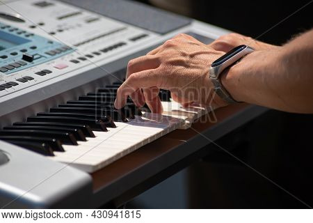Pianist Play The Keys Of The Electronic Piano