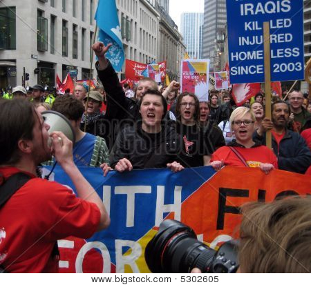 Manifestantes que marchaban en el G20 Cumbre protestas en Londres Reino Unido