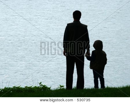 Hombre y niño silueta en la noche
